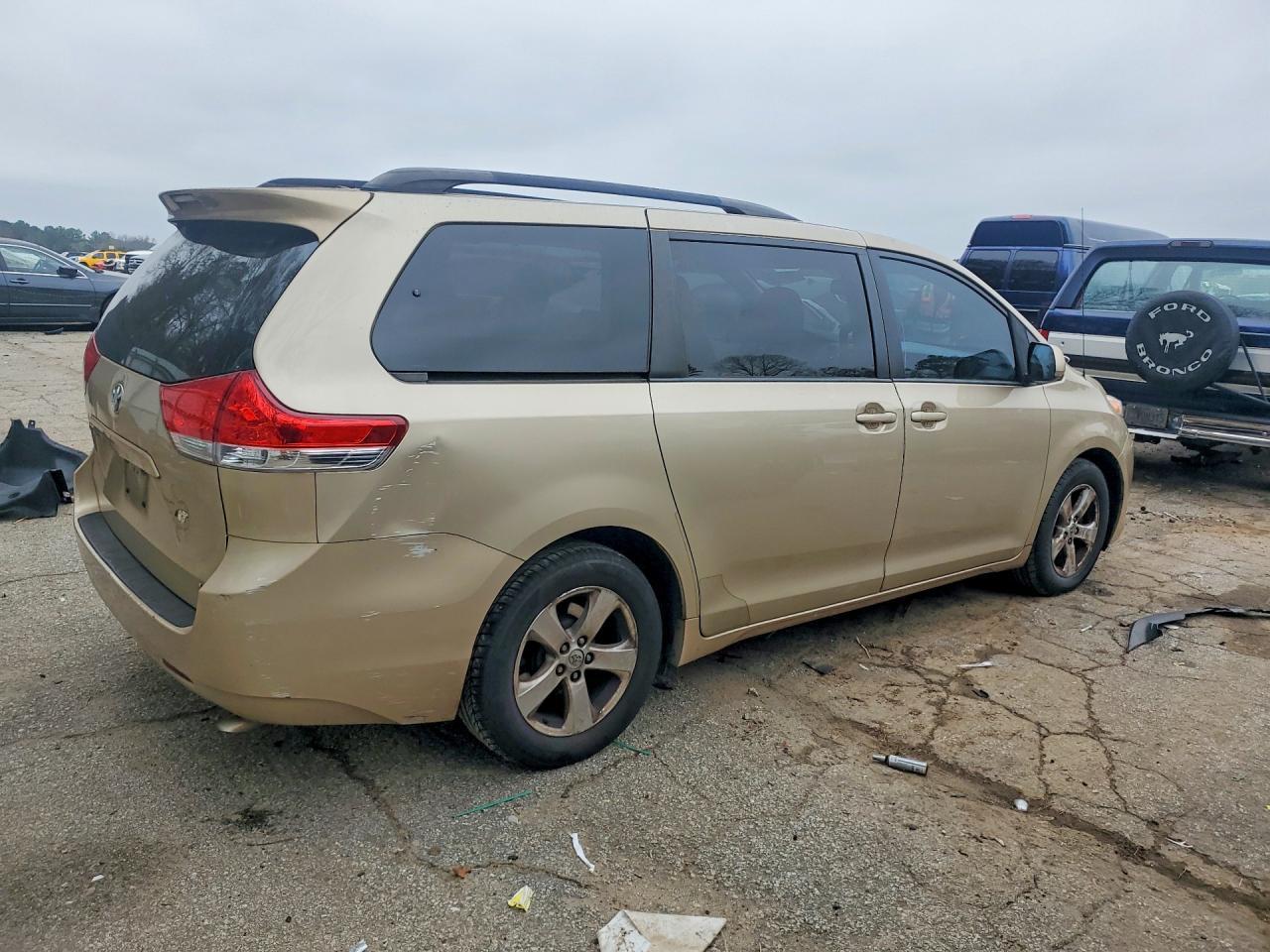 2014 Toyota Sienna Le 8-Passenger - Фото 3
