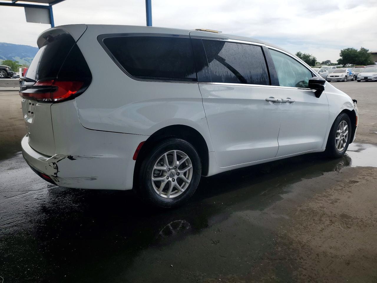 2025 Chrysler Pacifica - Image 3