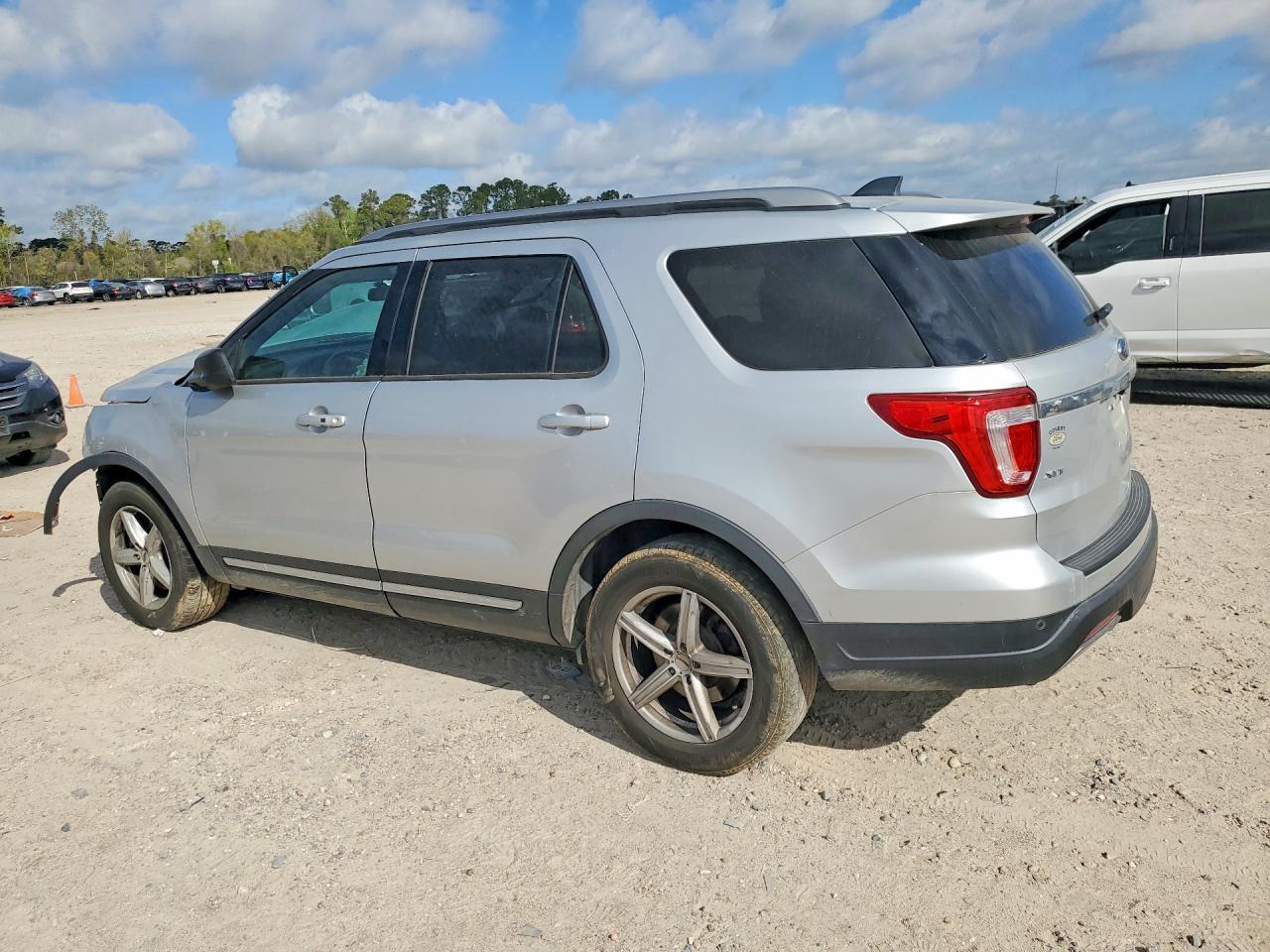 2019 Ford Explorer Xlt - Фото 2