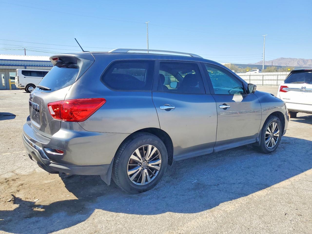 2018 Nissan Pathfinder S - Фото 3