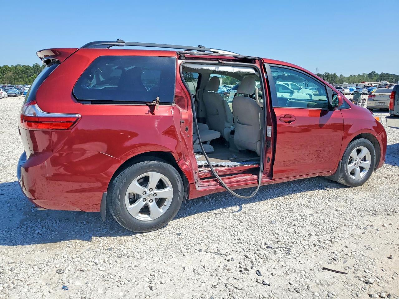 2016 Toyota Sienna Le 8-Passenger - Фото 3