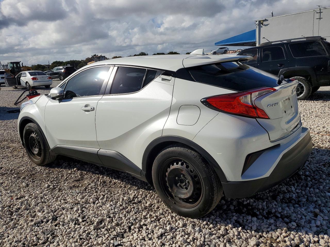 2020 Toyota C-Hr Le - Image 2