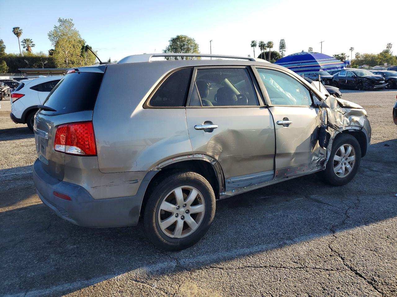 2013 Kia Sorento Lx - Image 3