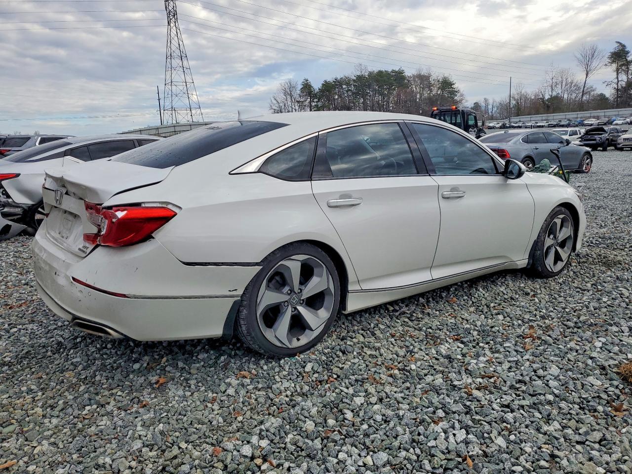2019 Honda Accord Touring - Image 3