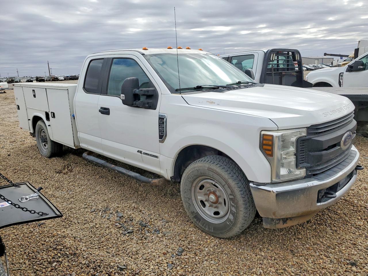 2019 Ford F350 Super Duty Utility / Service Truck - Image 4