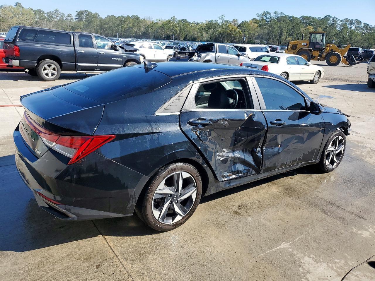 2023 Hyundai Elantra Limited - Image 3