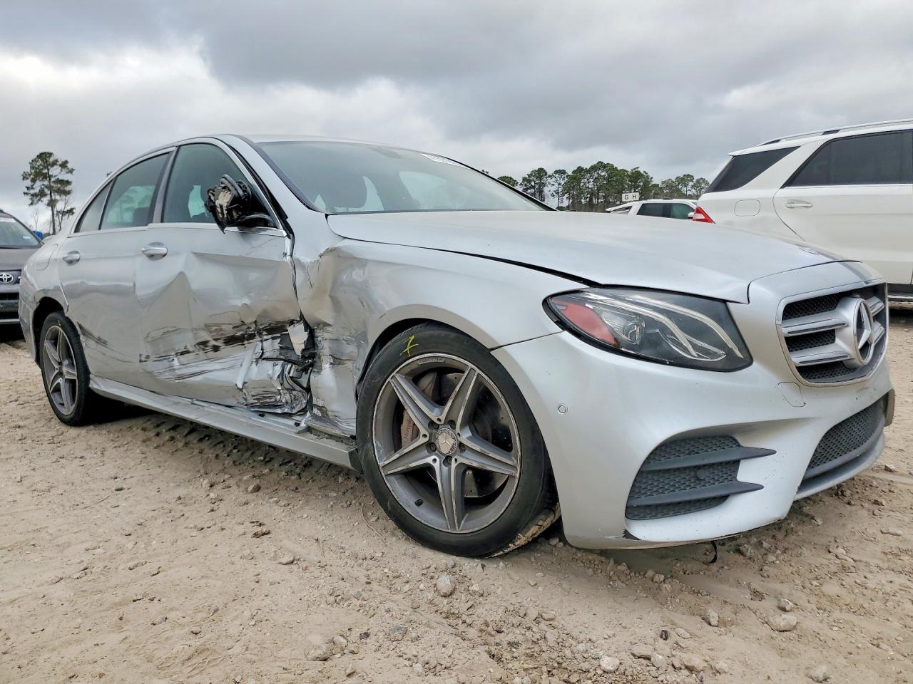 2017 Mercedes-Benz E 300 4Matic - Фото 4