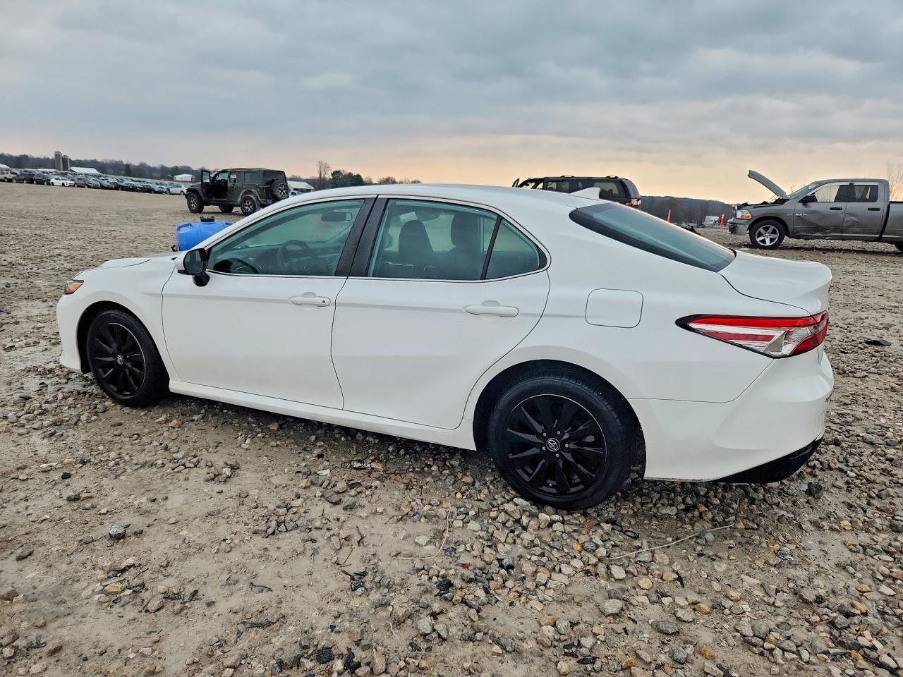 2019 Toyota Camry Le - Фото 2