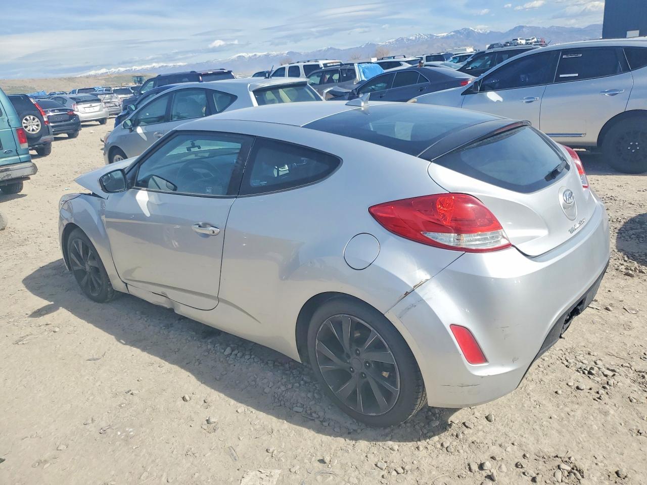 2017 Hyundai Veloster Base - Image 2