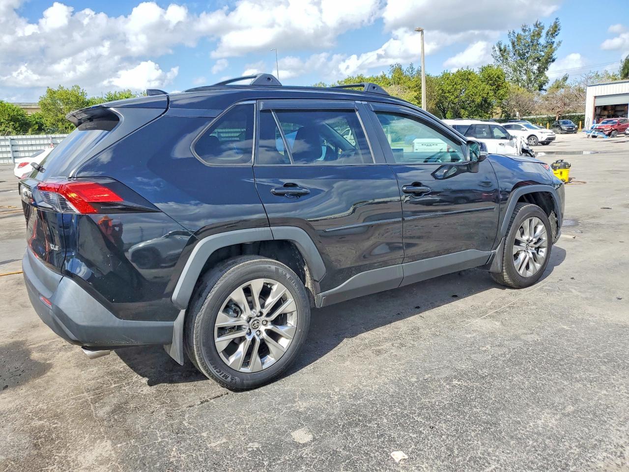 2021 Toyota Rav4 Xle Premium - Image 3