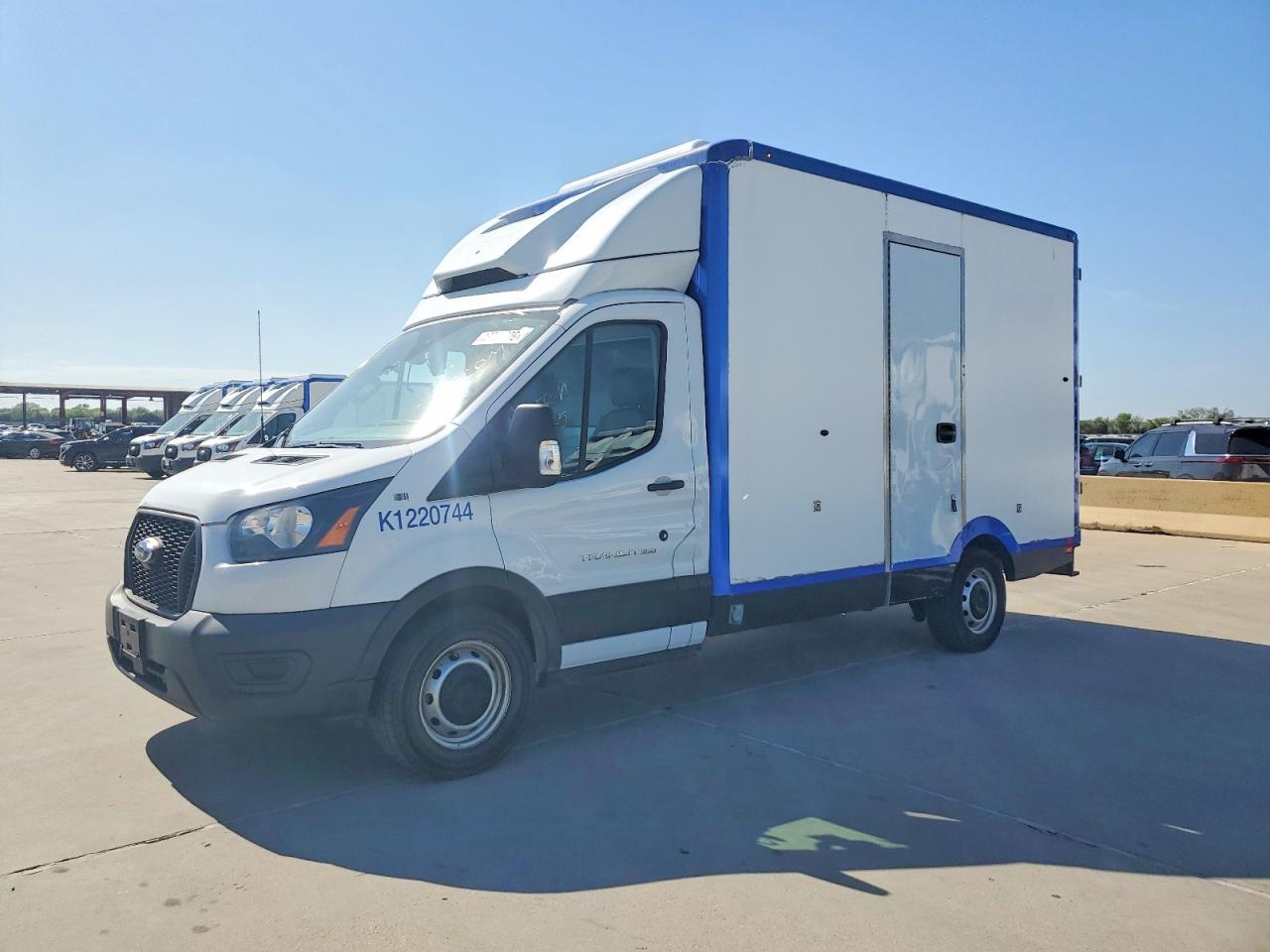 2022 Ford Transit Delivery Truck - Фото 2