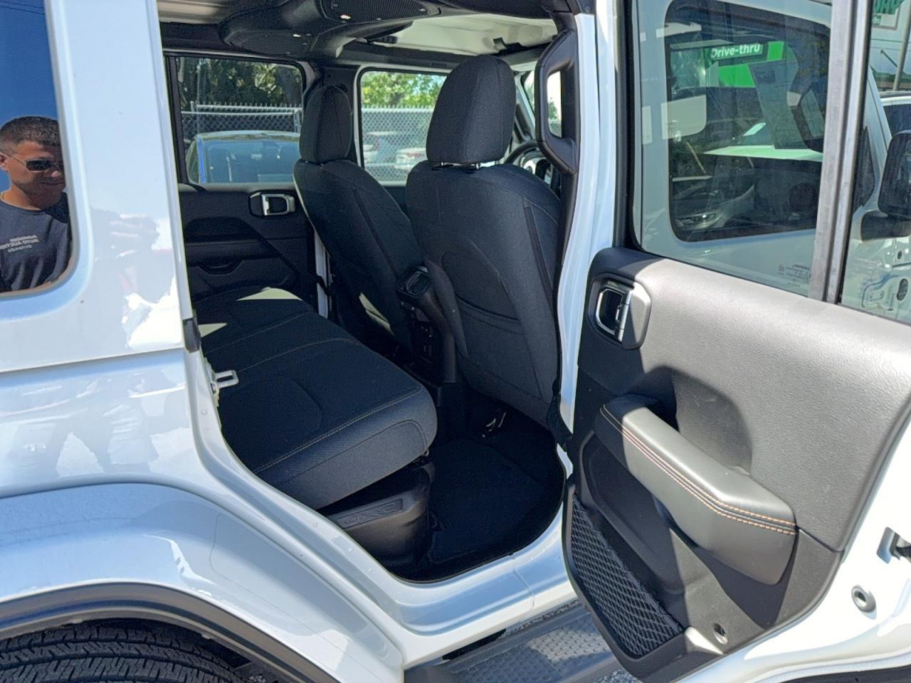 2025 Jeep Wrangler Sahara 4Xe - Фото 6