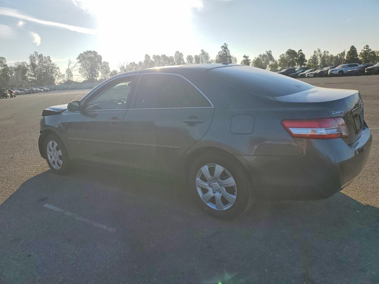 2010 Toyota Camry Le - Фото 2