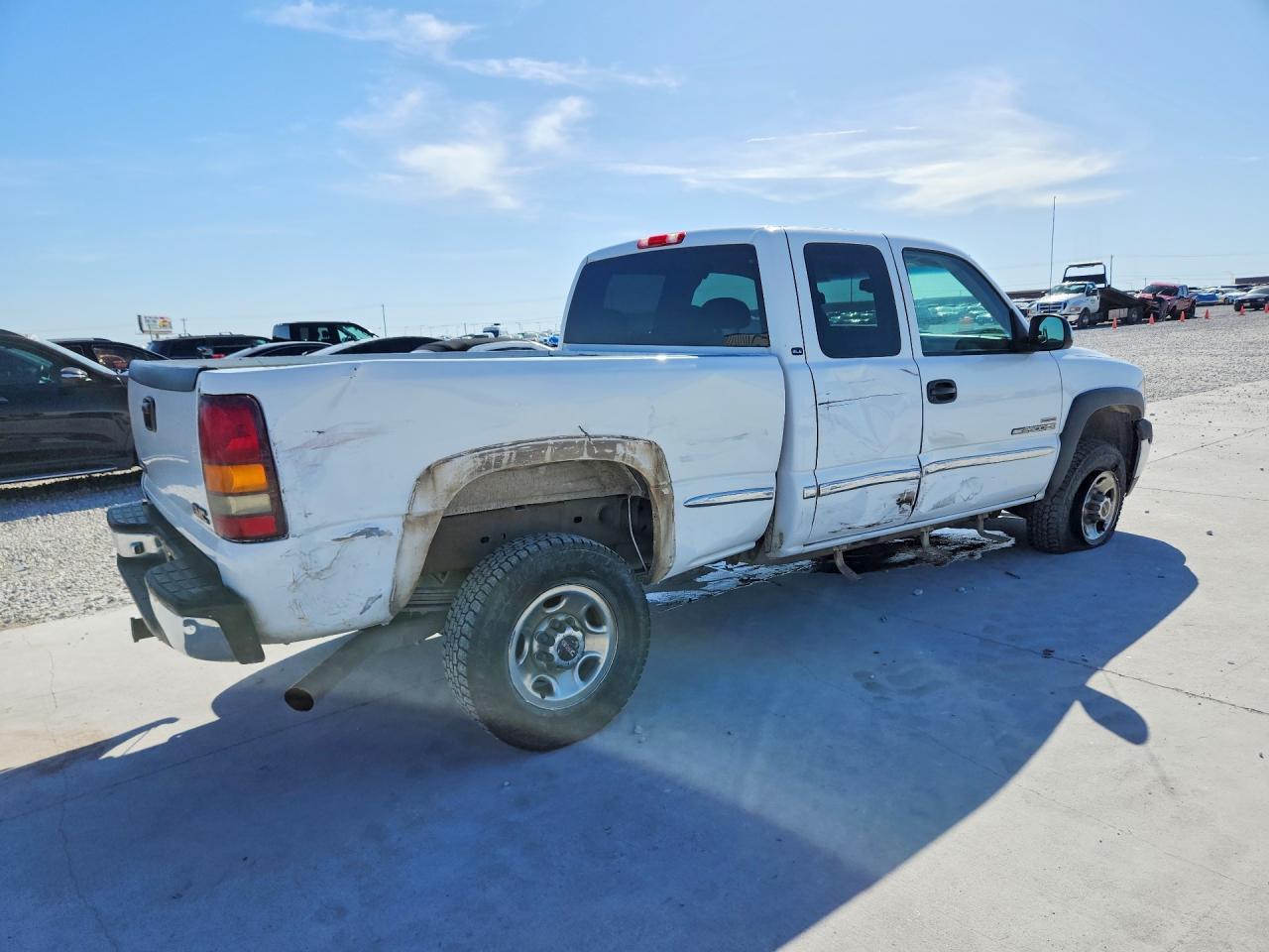 2001 GMC Sierra C2500 Heavy Duty - Image 3