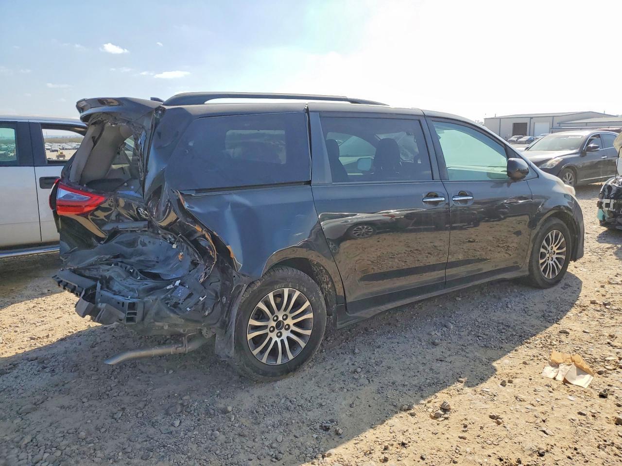 2020 Toyota Sienna Xle 8-Passenger - Image 3