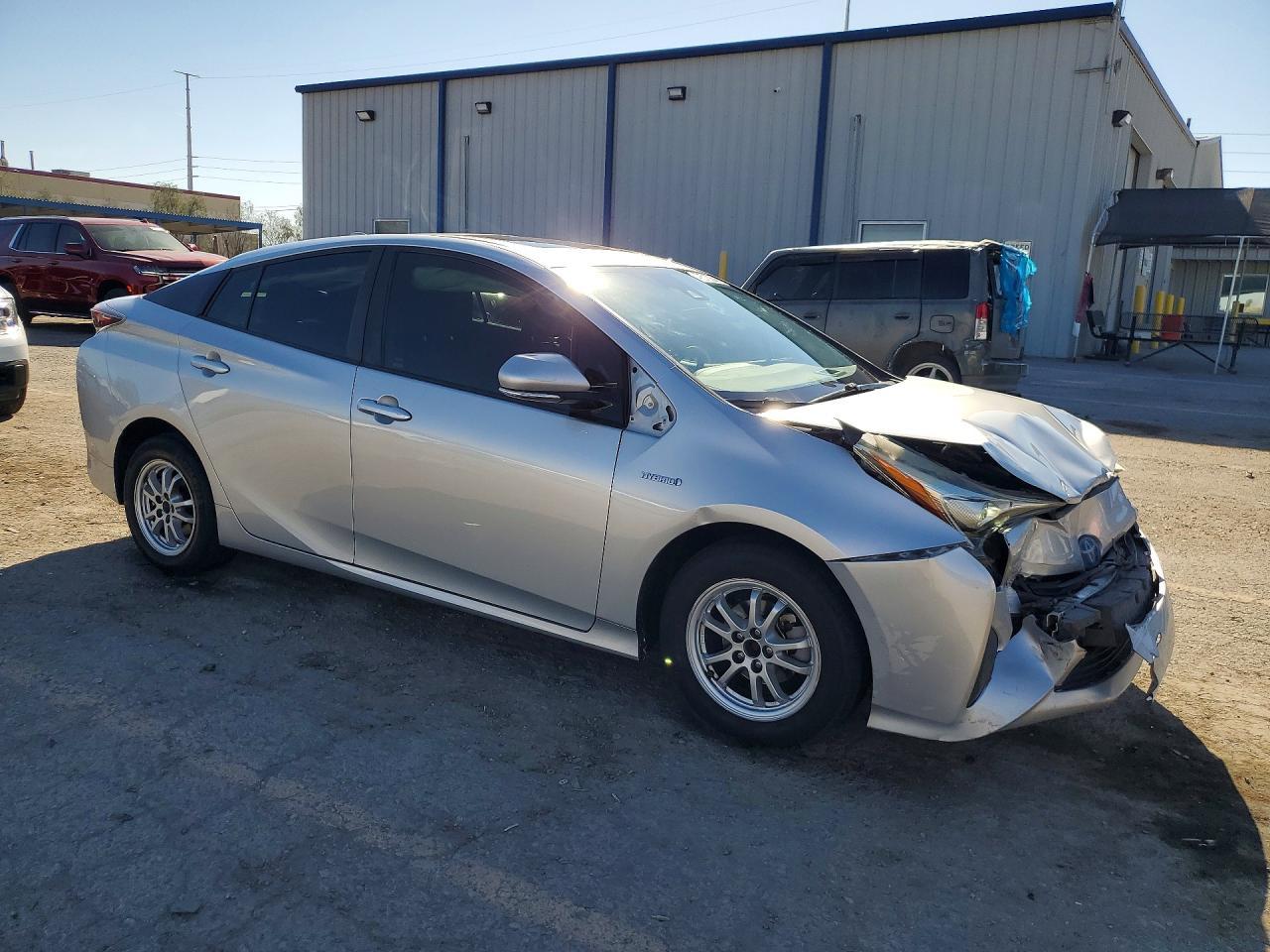 2016 Toyota Prius Three - Фото 4