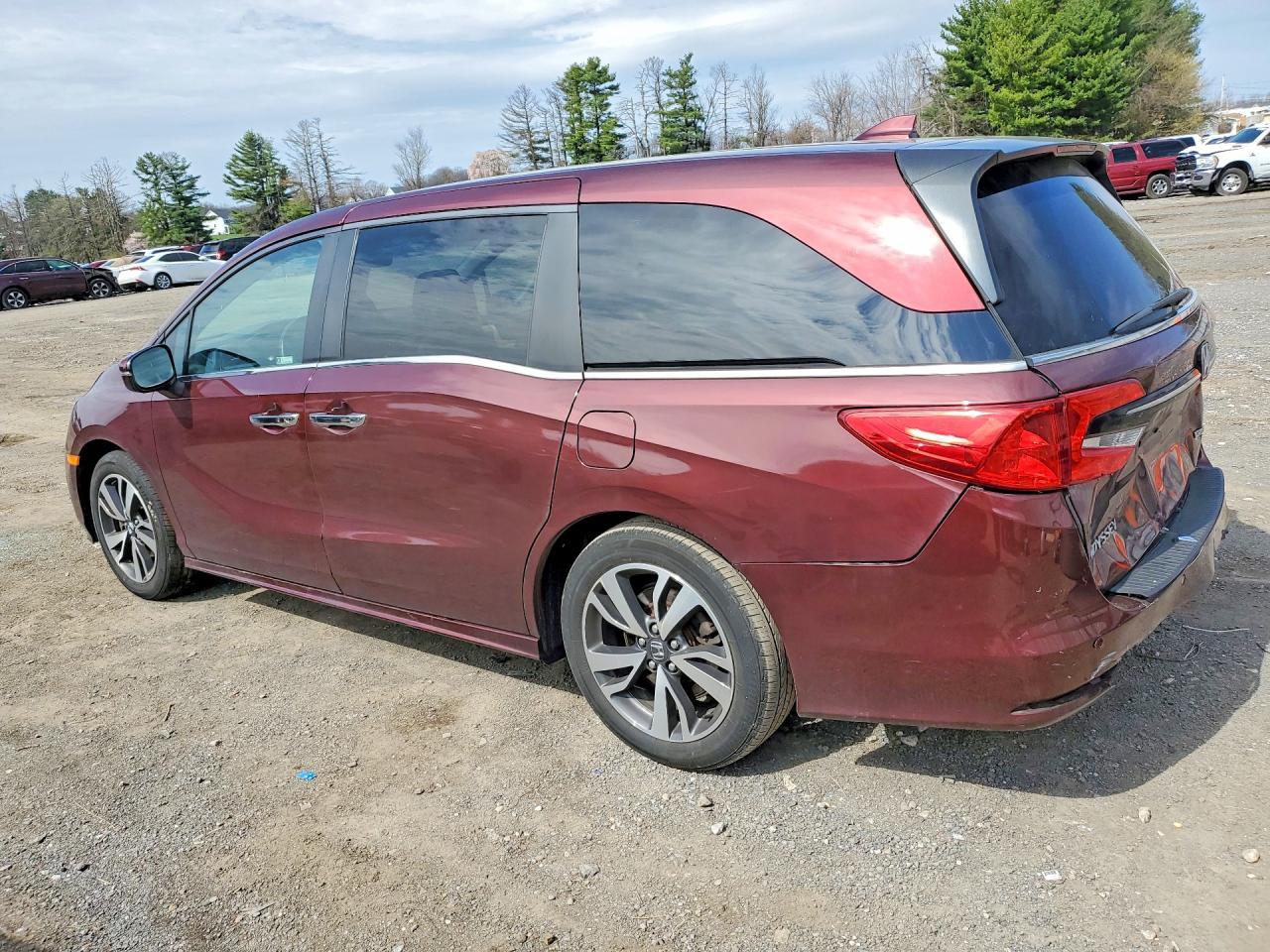 2021 Honda Odyssey Touring - Фото 2