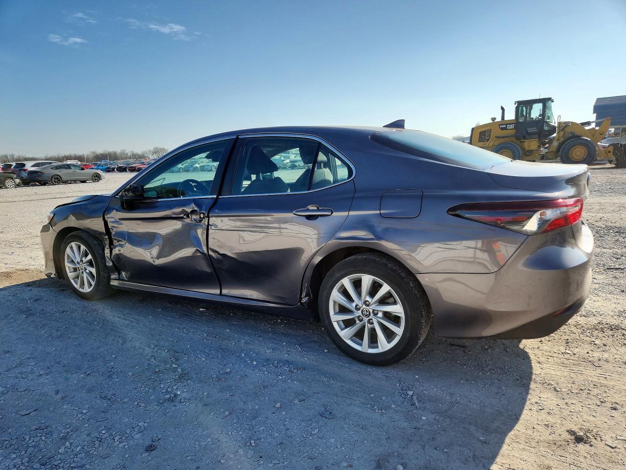 2023 Toyota Camry Le - Фото 2