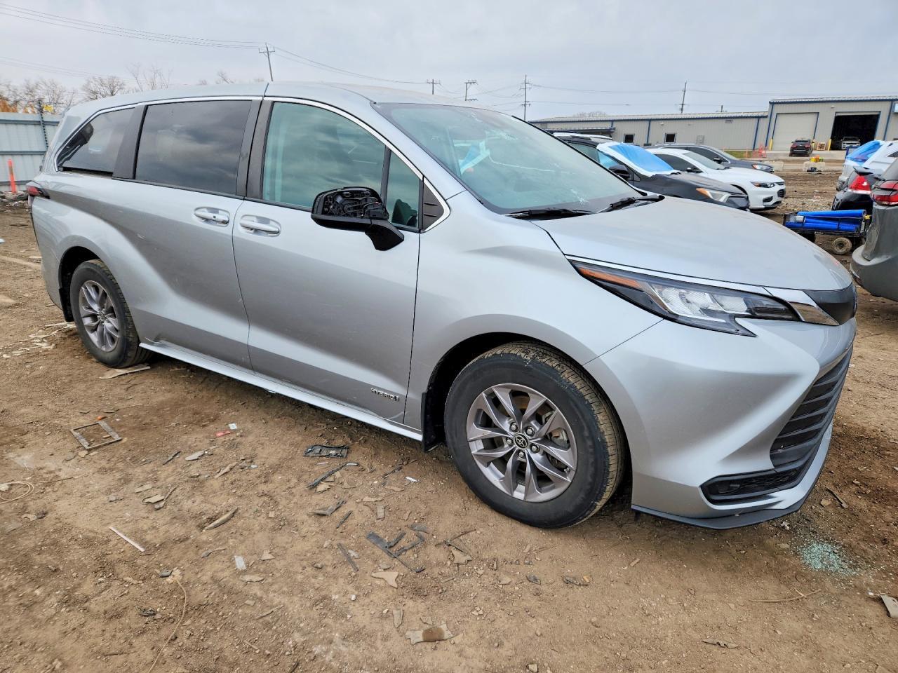 2021 Toyota Sienna Le 8-Passenger - Фото 4