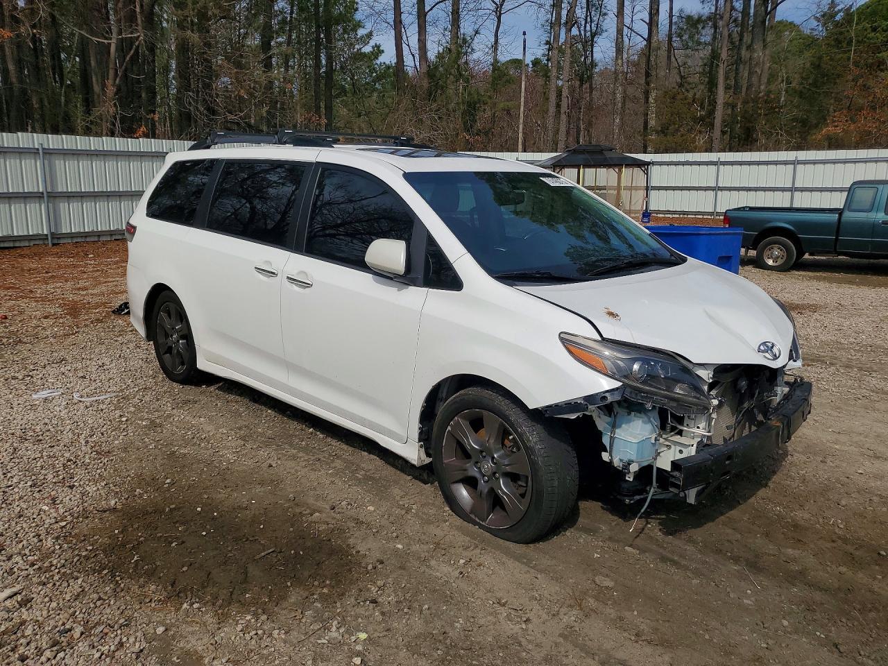 2016 Toyota Sienna Se 8-Passenger - Image 4