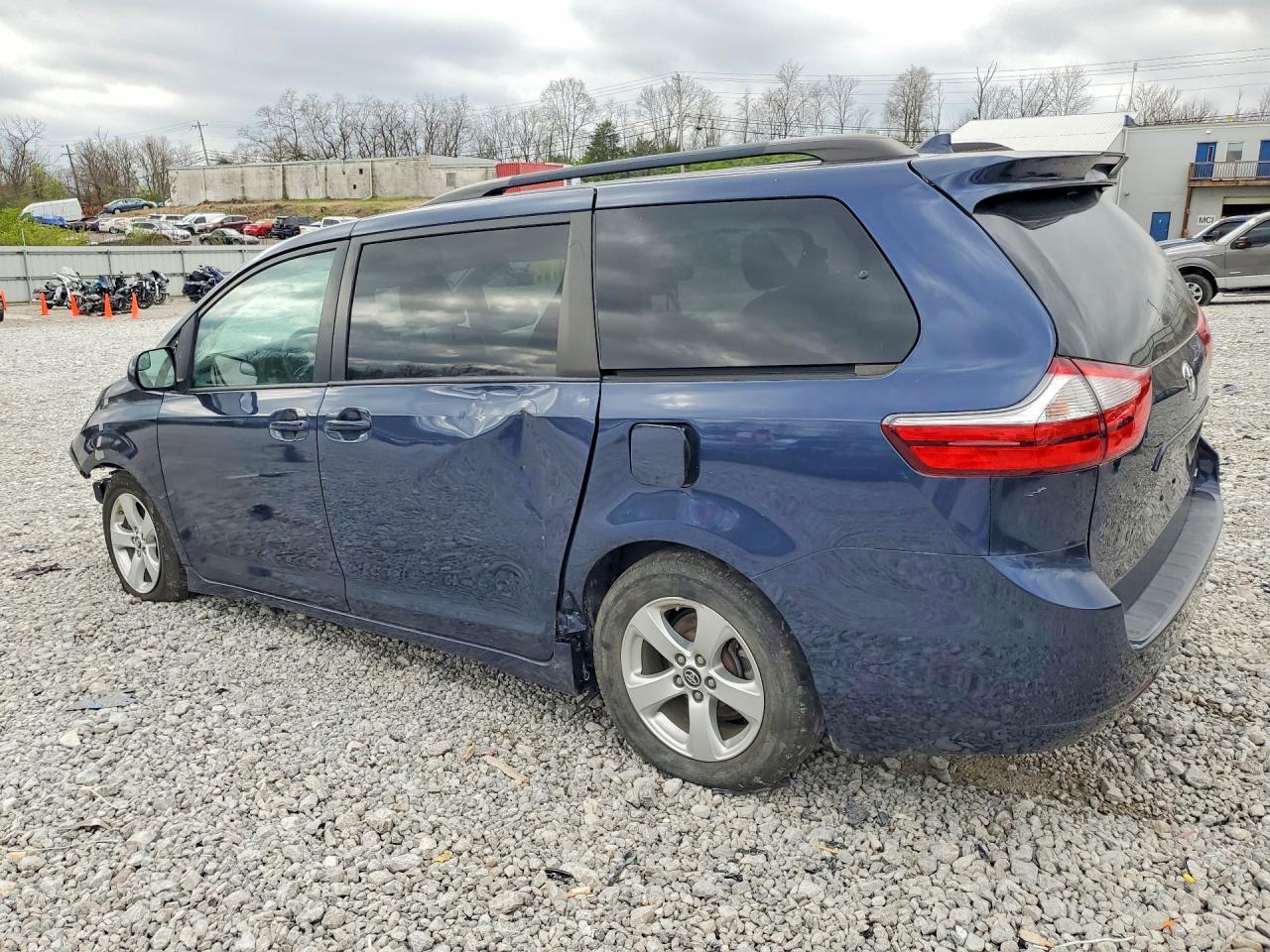 2018 Toyota Sienna Le 8-Passenger - Фото 2