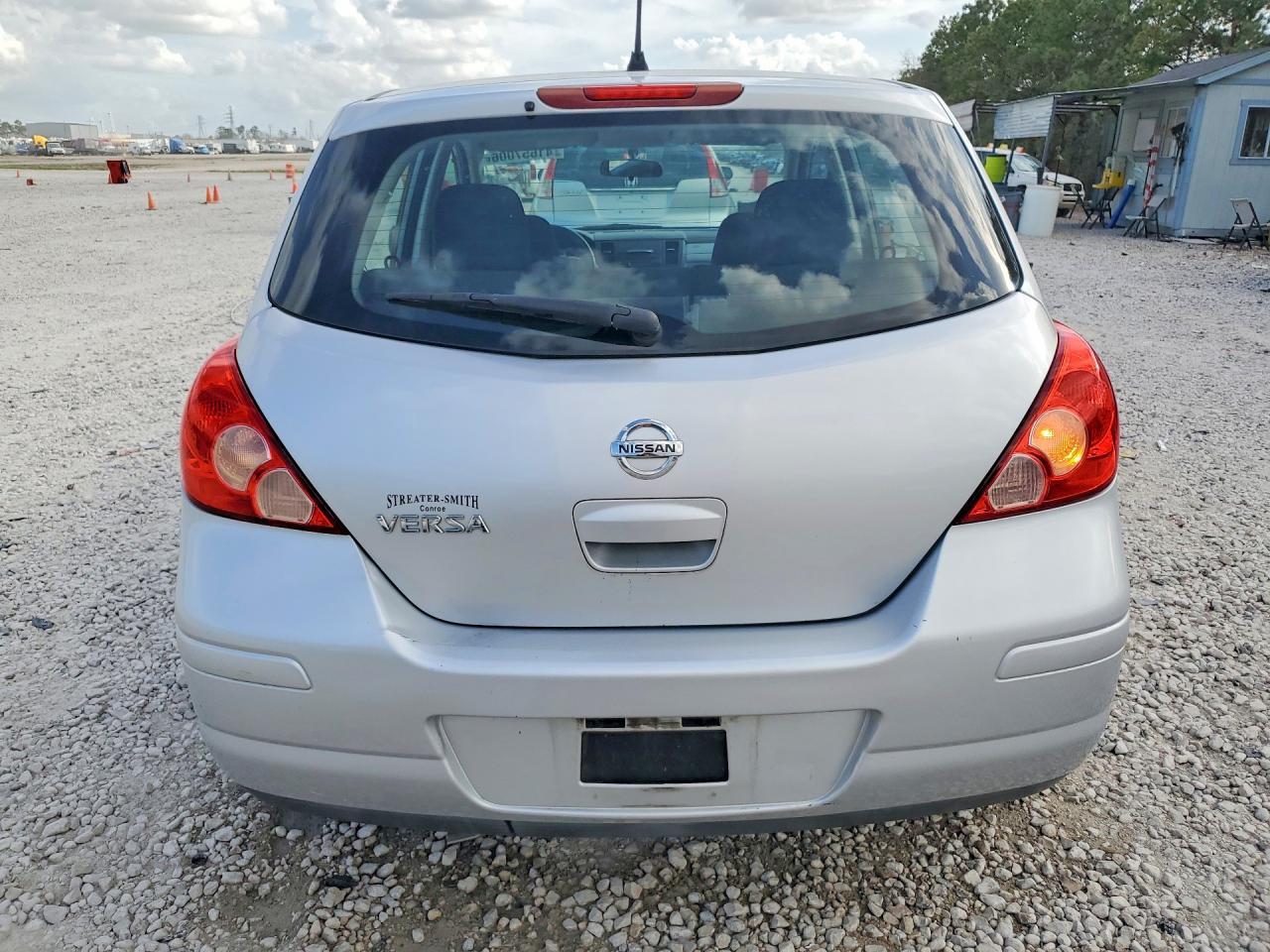 2011 Nissan Versa 1.8 S - Image 6