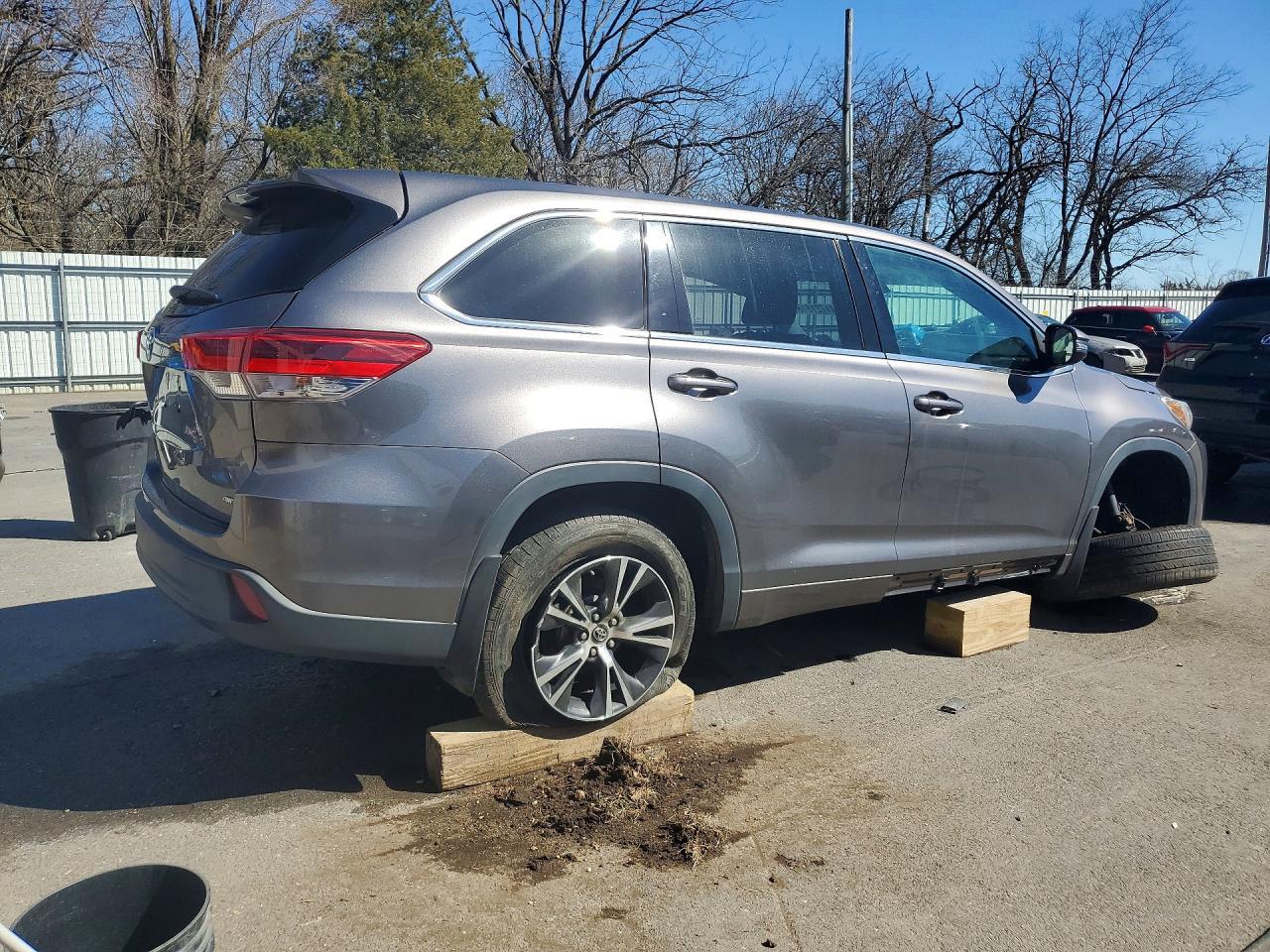 2018 Toyota Highlander Le - Фото 3