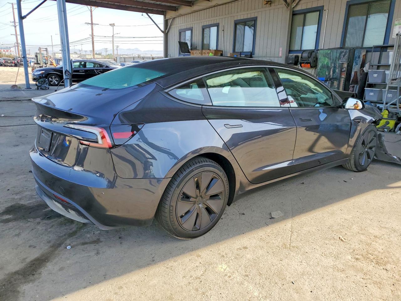 2026 Tesla Model 3 - Фото 3