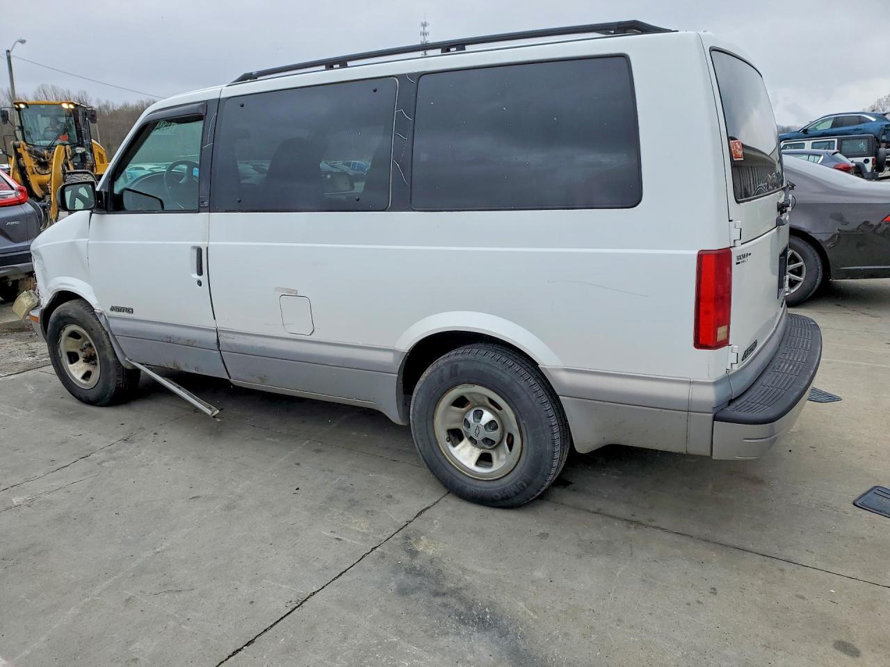 1999 Chevrolet Astro - Image 2