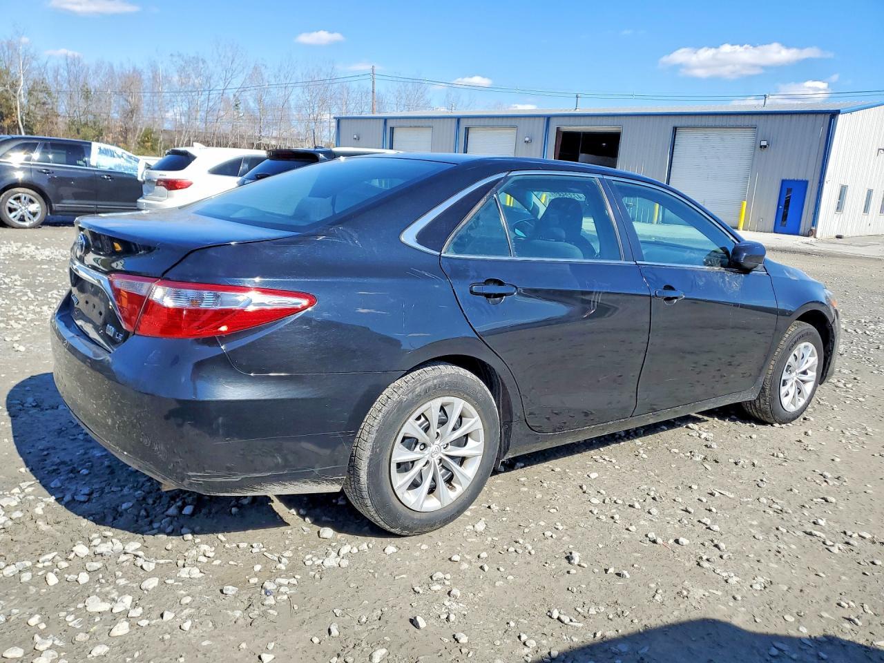 2016 Toyota Camry Hybrid Le - Image 3