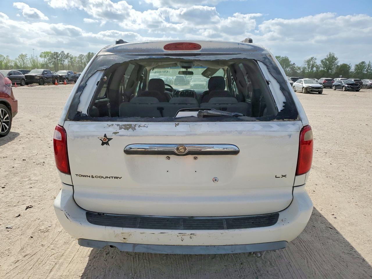 2005 Chrysler Town & Country Lx - Image 6
