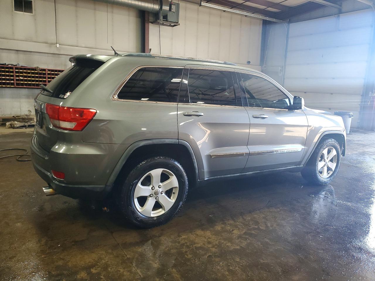 2011 Jeep Grand Cherokee Laredo - Image 3