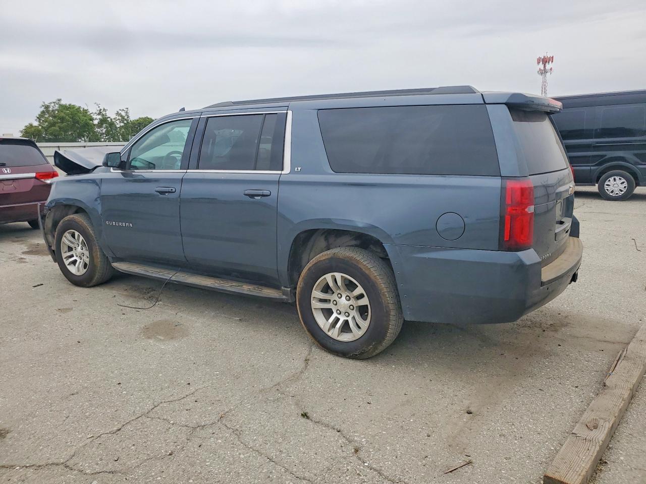 2020 Chev Suburban - Фото 2
