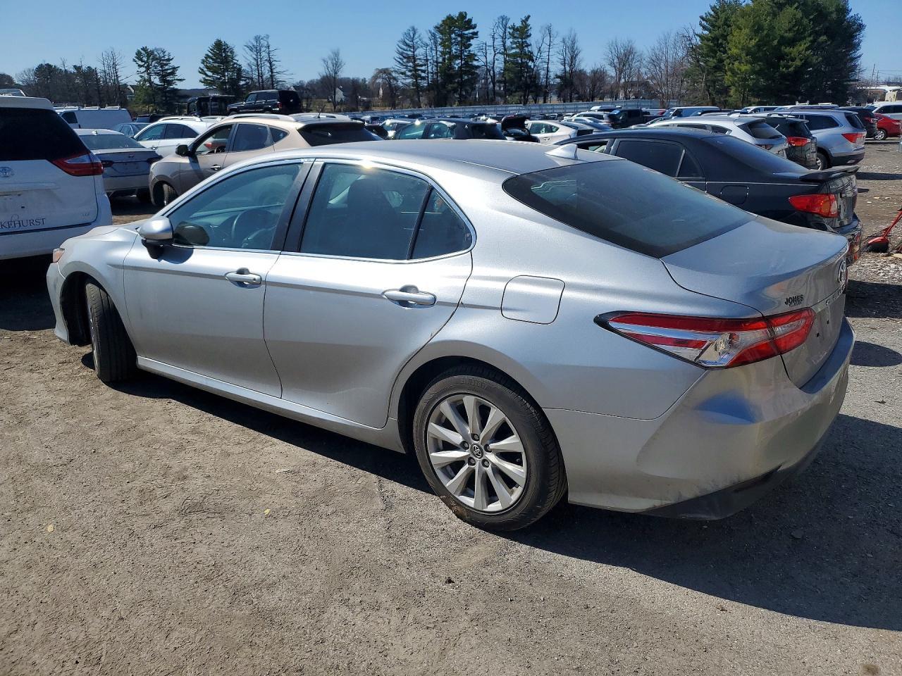 2020 Toyota Camry Le - Фото 2
