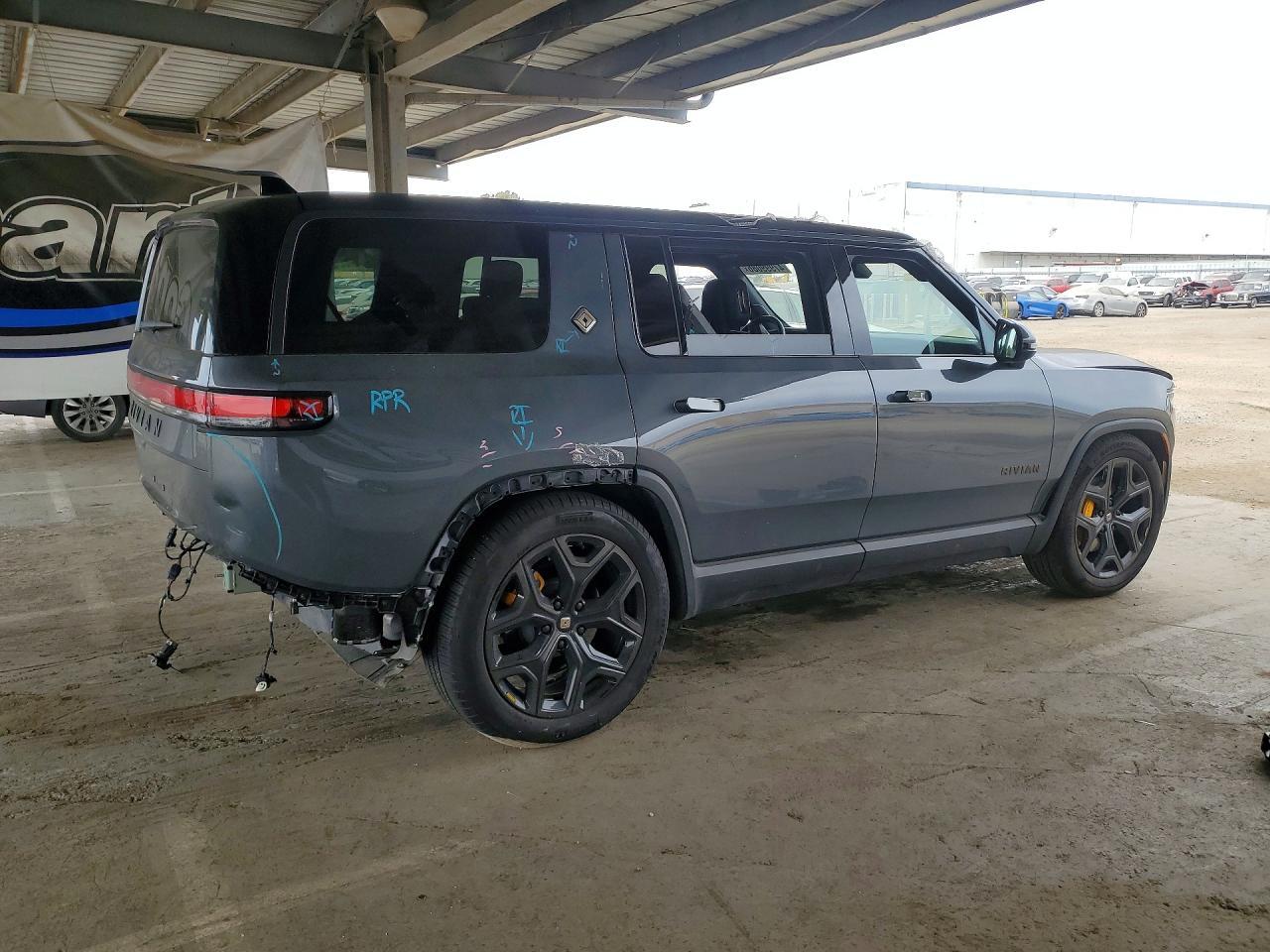 2026 Rivian R1S Premium - Фото 3