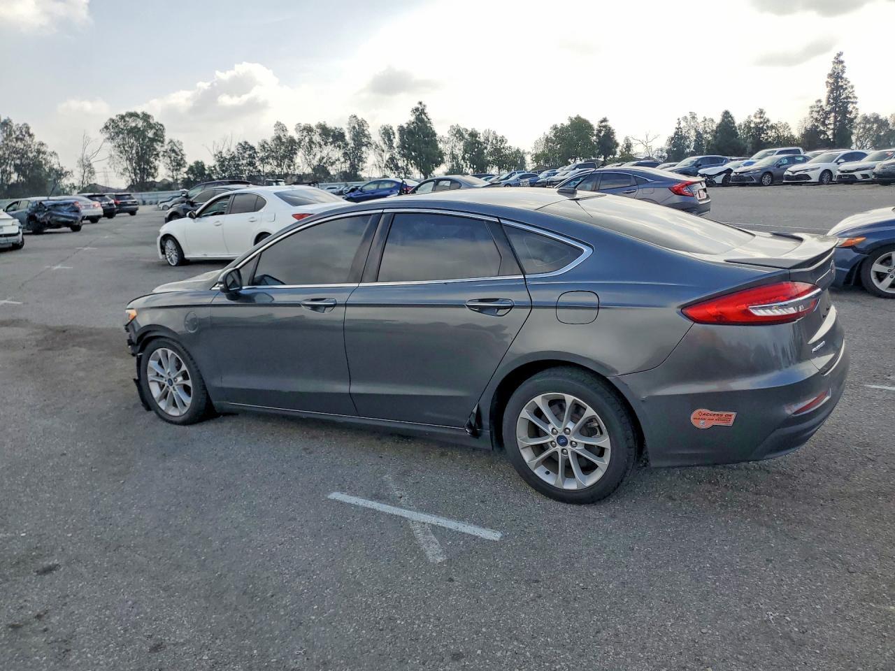 2020 Ford Fusion Titanium - Фото 2