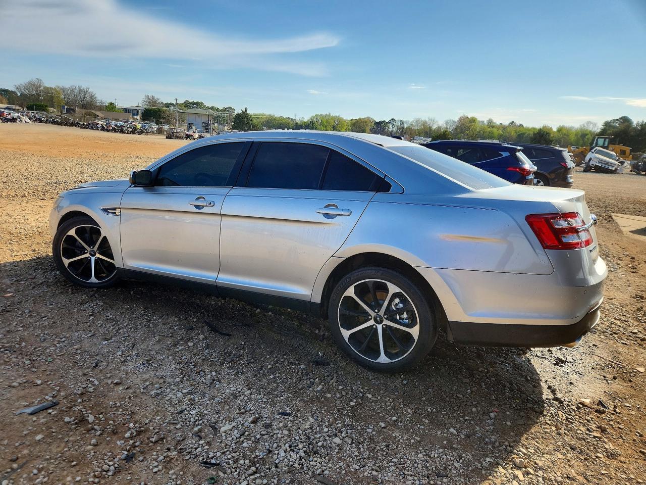 2015 Ford Taurus Limited - Фото 2