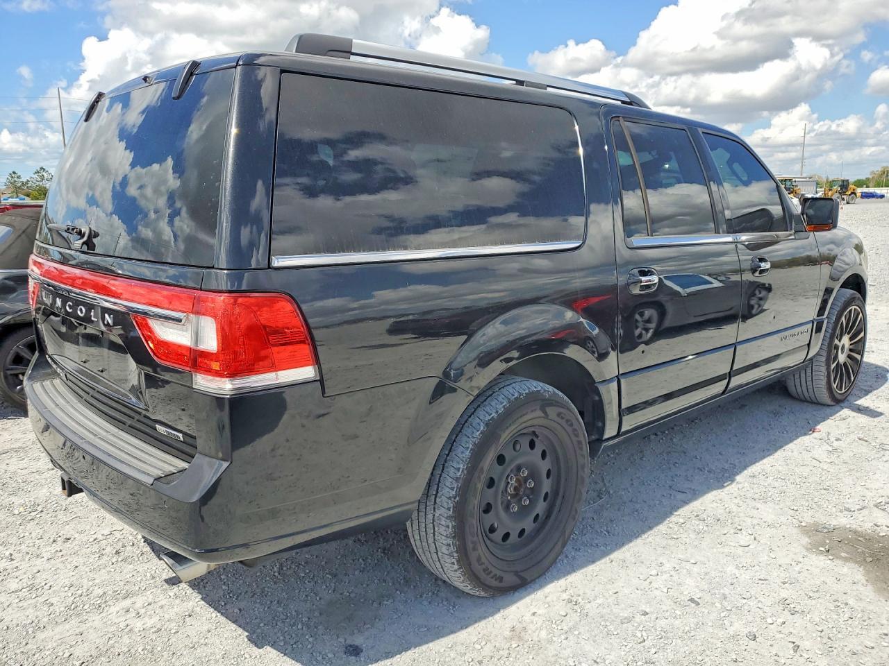 2015 Lincoln Navigator L - Фото 3