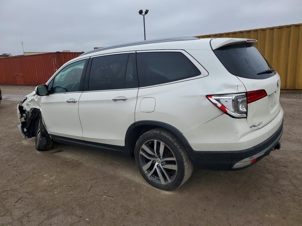 2017 Honda Pilot Touring - Image 2