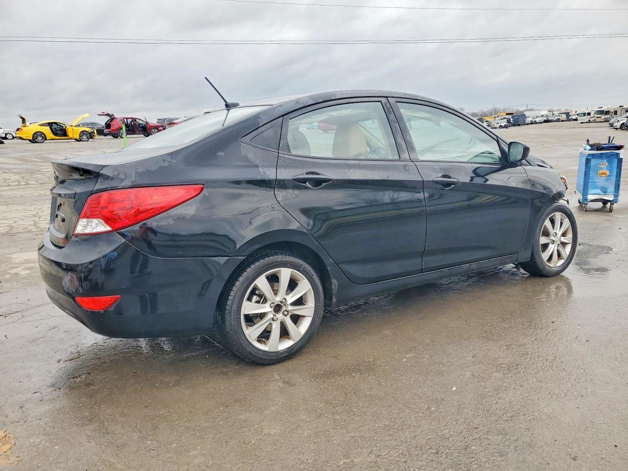 2013 Hyundai Accent Gls - Фото 3