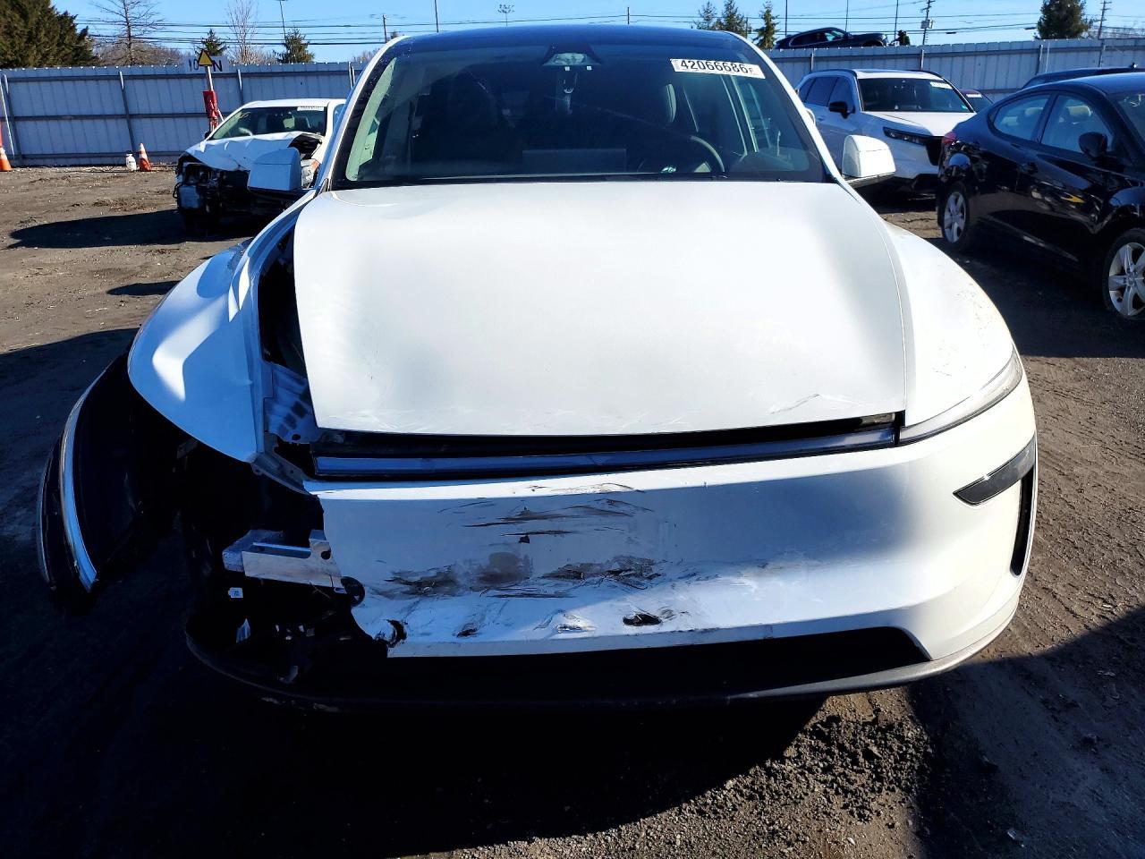2026 Tesla Model Y - Фото 5