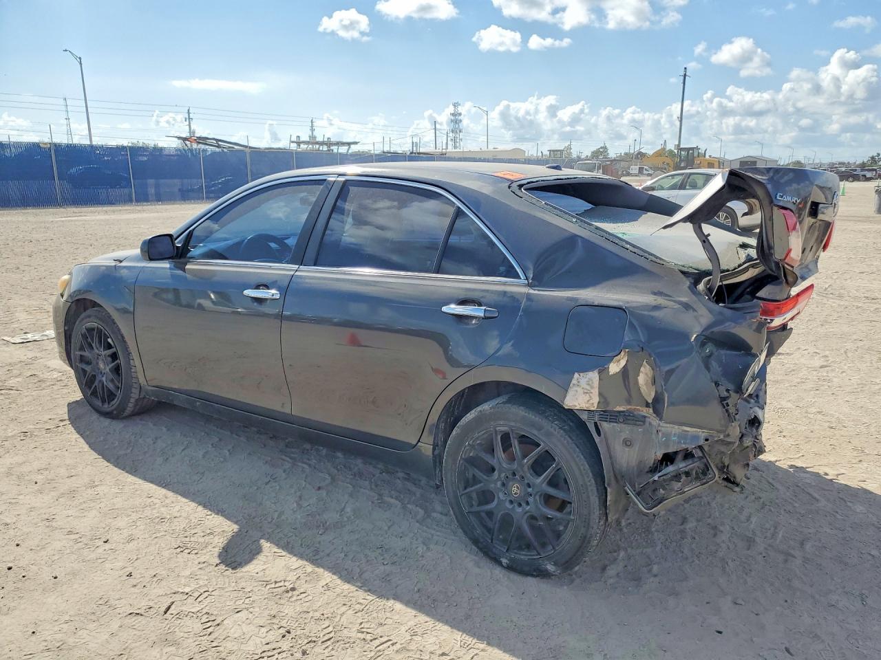 2010 Toyota Camry Le - Фото 2