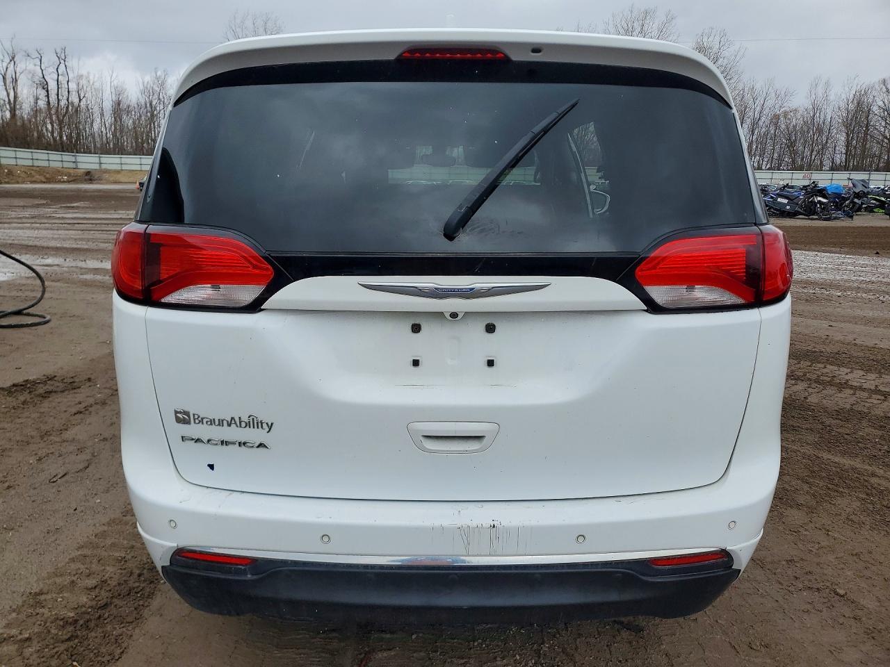 2017 Chrysler Pacifica Touring L - Image 6