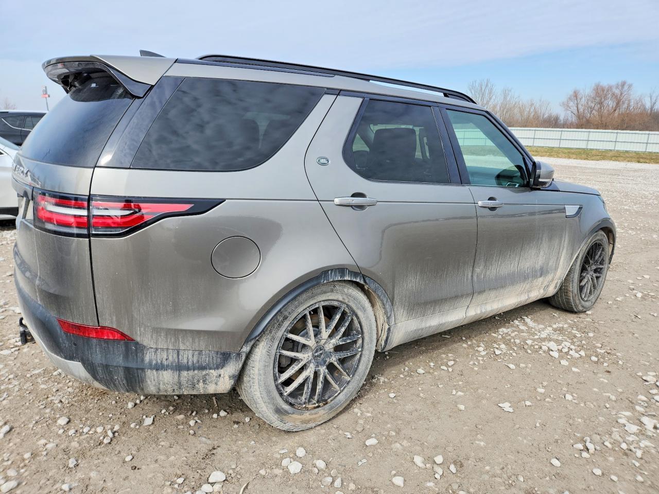 2017 Land Rover Discovery Hse Luxury - Image 3