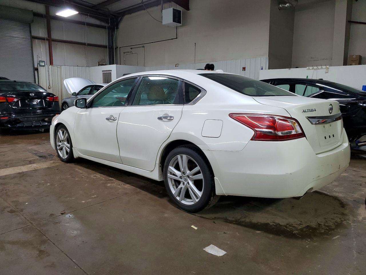 2013 Nissan Altima 3.5 S - Image 2