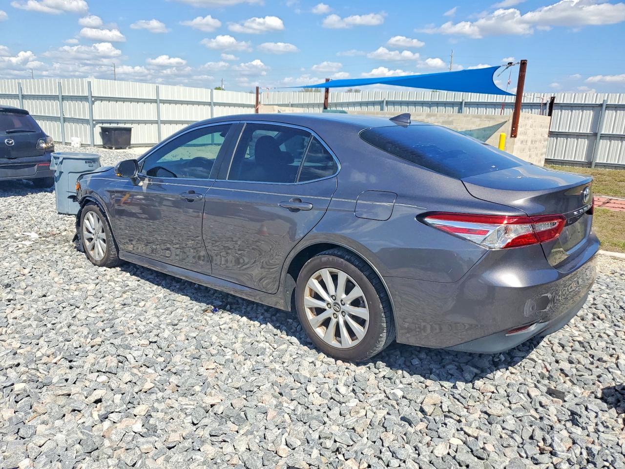 2020 Toyota Camry Le - Фото 2