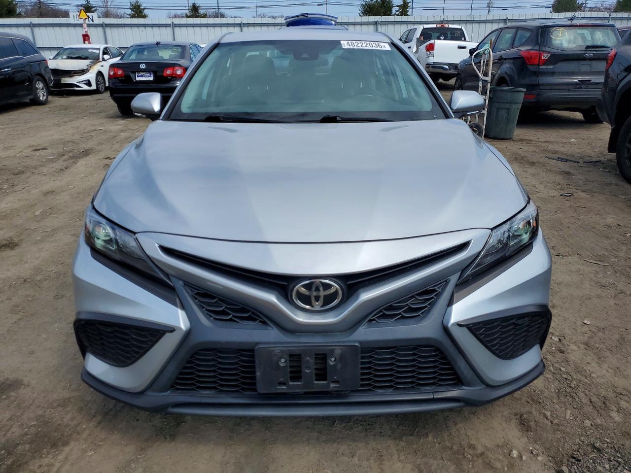 2022 Toyota Camry Se - Image 5