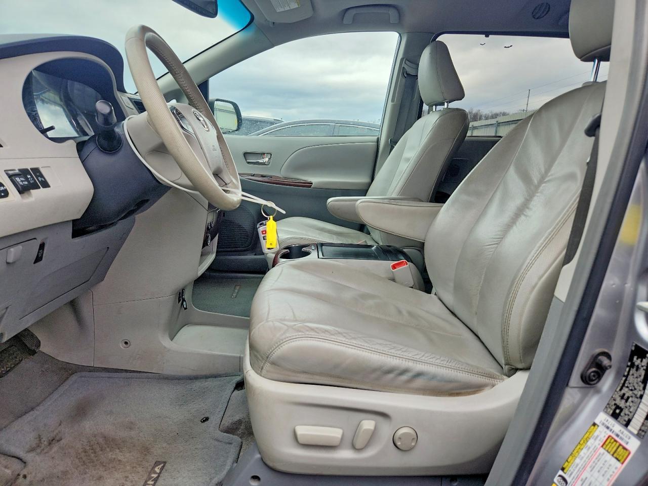2011 Toyota Sienna Xle 8-Passenger - Фото 7