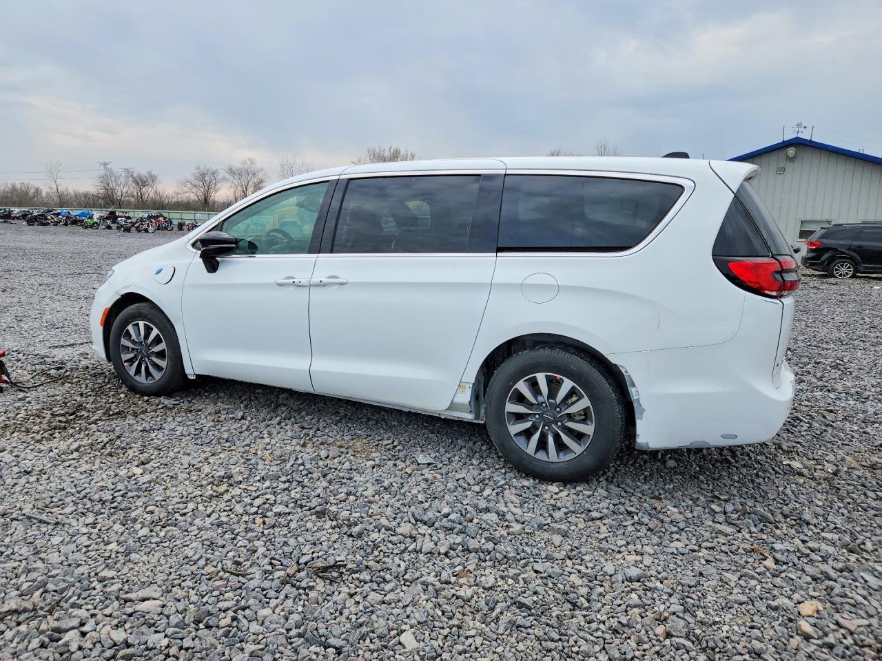 2024 Chrysler Pacifica Hybrid Select - Image 2