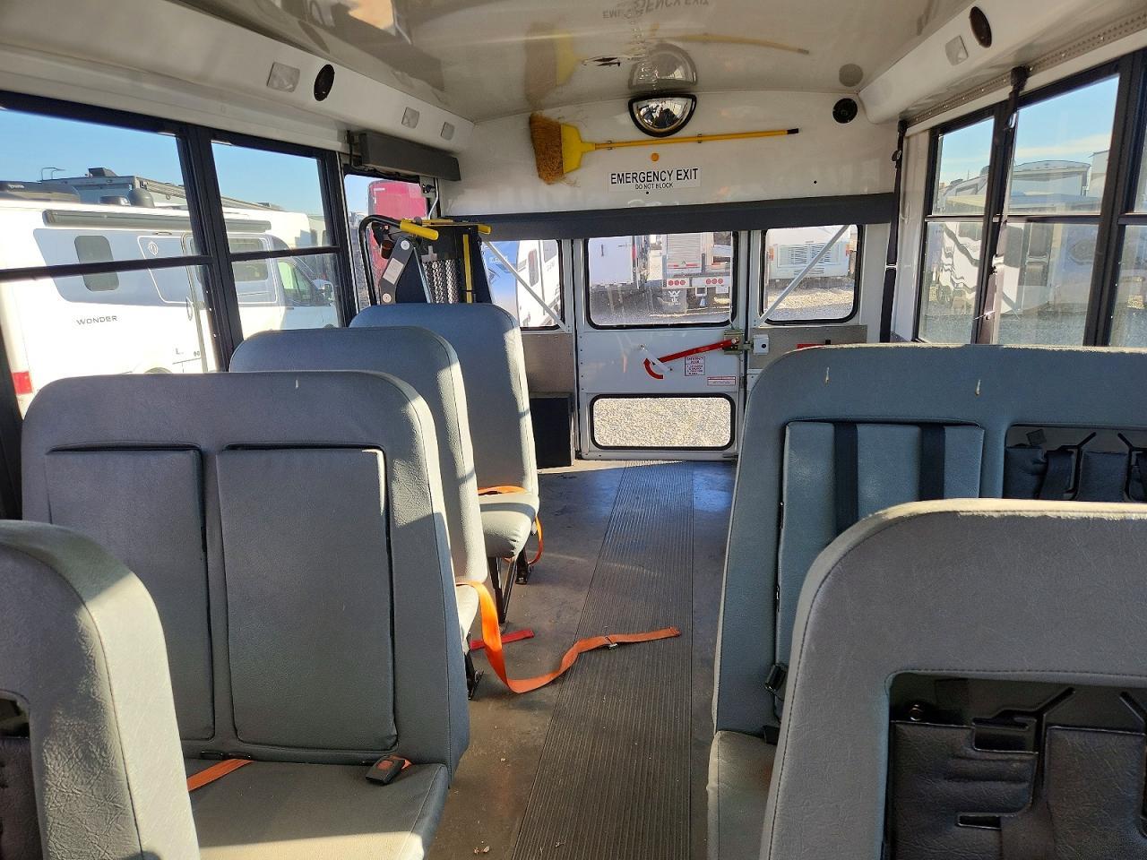 2015 Ford Econoline E450 Super Duty Cutaway Van - Фото 6